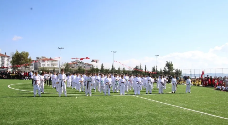 102’nci yıla özel 102 öğrenciyle gösteri
