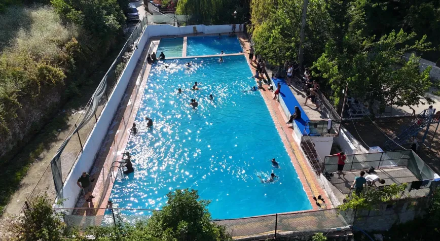 40 Dereceyi Aşan Sıcakta Serinlemek İçin Havuzlara Akın Ettiler