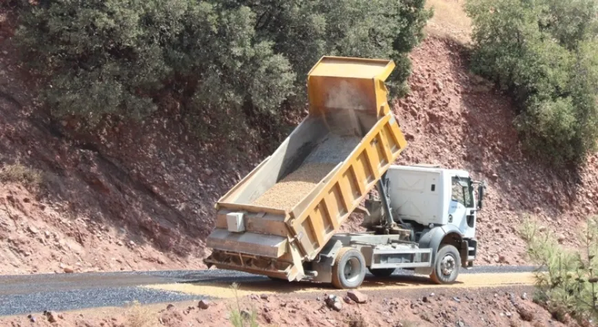 6 MAHALLE’Yİ BİRLEŞTİREN YOLUN 20 YILLIK PROBLEMİ ÇÖZÜLDÜ