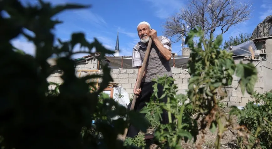 90 Yaşındaki Hataylı, Enkaz Alanını Hayır Bahçesine Çevirdi