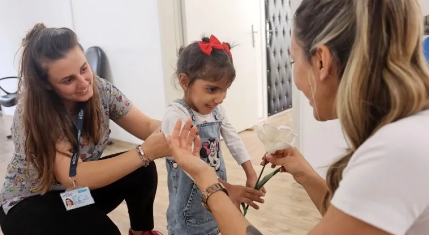 Serebral Palsi Hastası Ada Su’nun Annesine Verdiği Çiçek Duygulandırdı