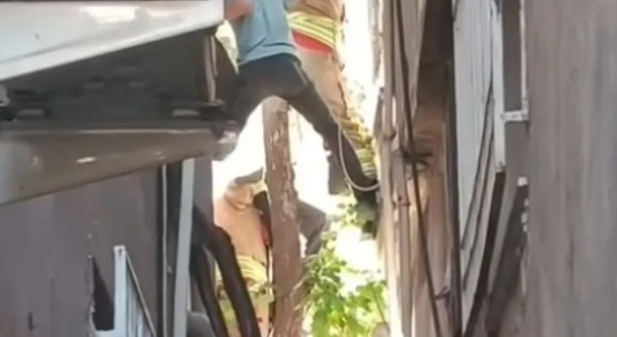 Ağaçta Asılı Kalan Vatandaş Kurtarıldı