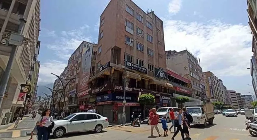 AĞIR HASARLI BİNADA İŞİNİ SÜRDÜRÜYOR