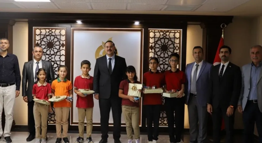 Aile temalı yarışmada il derecesi alan Altınözülü öğrenciler ödüllendirildi