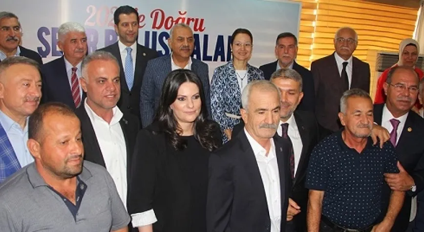 AK PARTİYE KATILANLARA ROZETLERİNİ SARIEROĞLU TAKTI