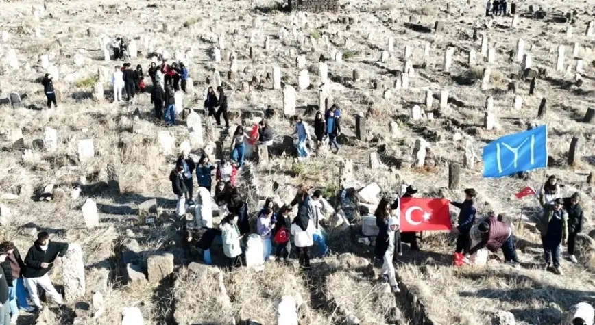 Aktepe Karapınar Türkmen Mezarlığında Türk Boylarının İzleri Yaşanıyor