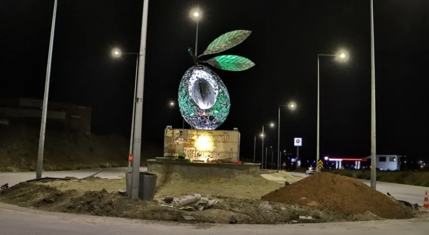 Altınkaya Kavşağı’na Geri Dönüşümden Dev Zeytin Tanesi