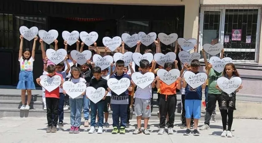 ALTINÖZÜ’NDE ÖĞRENCİLER KARNELERİNİ ALDI