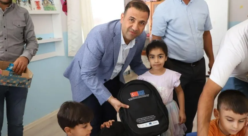 ALTINÖZÜ’NDE ÖĞRENCİLERE KIRTASİYE YARDIMI DAĞITILDI