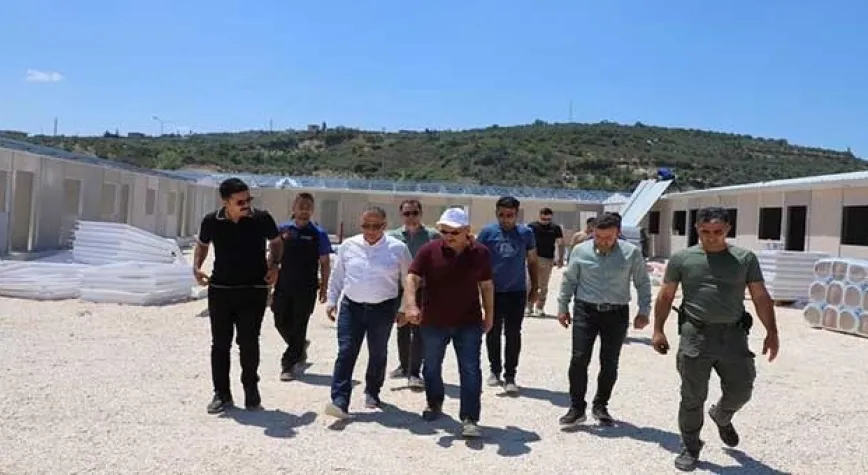 ALTINÖZÜ’NDE PREFABRİK ÇARŞI GÜN SAYIYOR