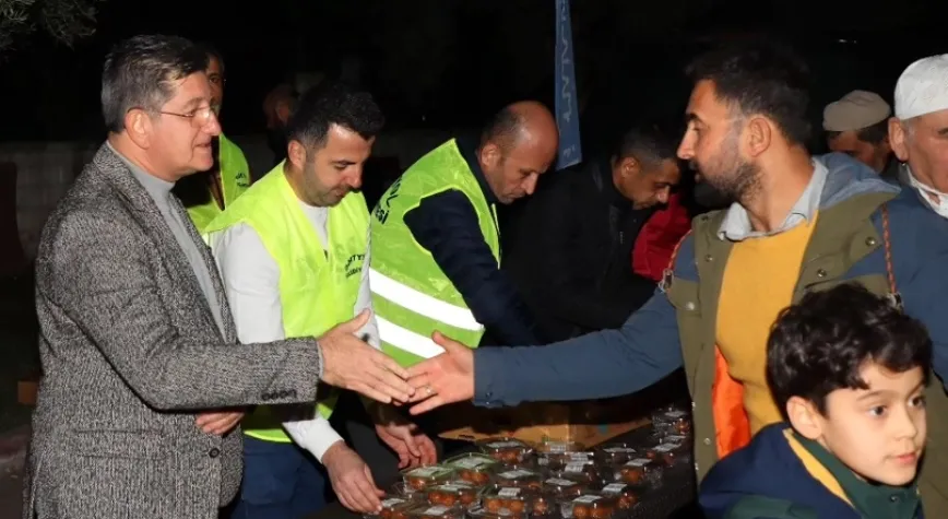 Amaç kandilde tatlı ikramında bulundu