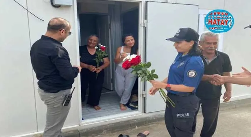 ANNELERE ÇİÇEK TAKDİM ETTİLER