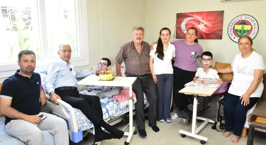 Antakya'da DMD Kas Hastası Ali Bağdadi, 26. Yaşını Sevdikleriyle Kutladı