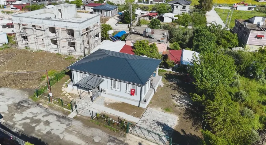 Antakya’da depremzede aile Yerinde Dönüşüm Projesi ile yeni evine kavuştu