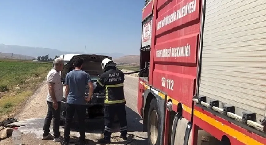 ARAÇ YANGINI KISA SÜREDE SÖNDÜRÜLDÜ
