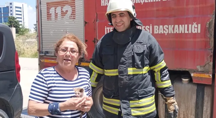 Arsuz’da Motor Bölümüne Sıkışan Yavru Kedi İtfaiye Tarafından Kurtarıldı