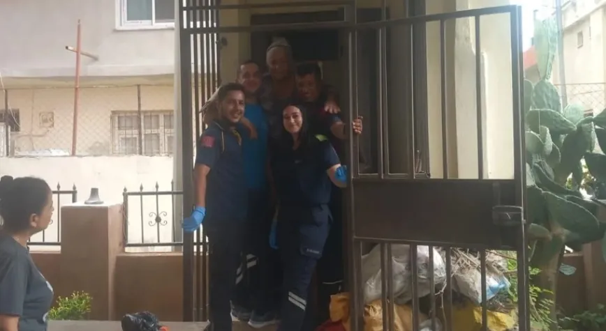 Asansörde Mahsur Kalan Yaşlı Kadınla Çocuk Kurtarıldı
