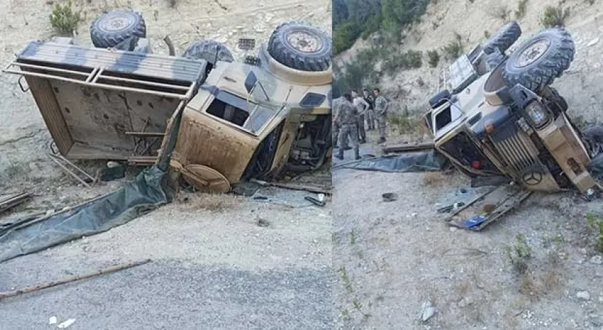 Askeri araç devrildi: 4 ASKER YARALI