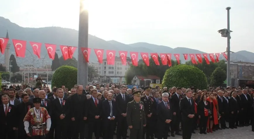 Atatürk minnet ve özlemle anıldı