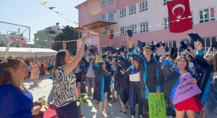 Atatürk Ortaokulu’nda Mezuniyet Coşkusu