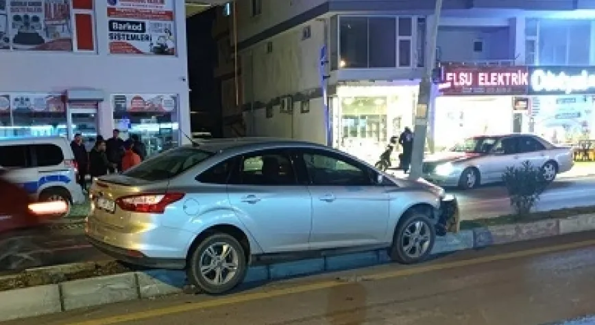 AYDINLATMA DİREĞİNE ÇARPARAK DURABİLDİ