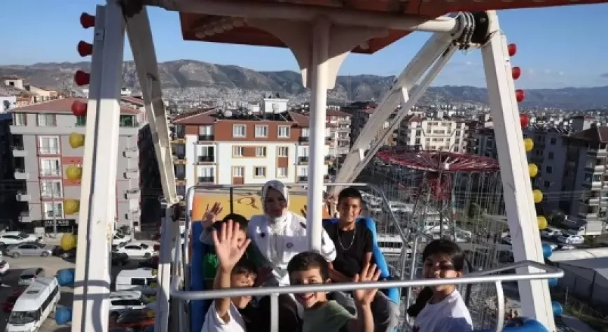 Bakan Göktaş çarpışan araba ve dönme dolaba bindi
