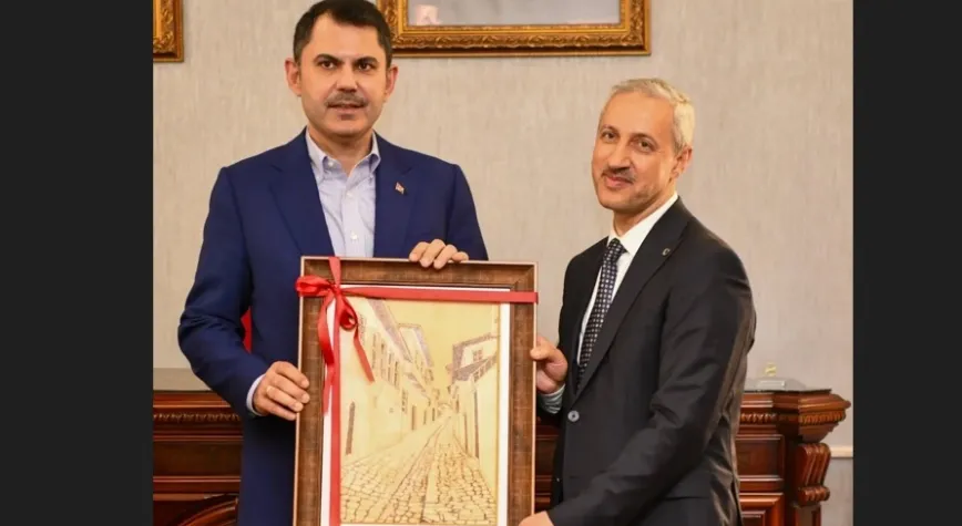 Bakan Kurum Hatay MKÜ Şeref Defterini İmzaladı