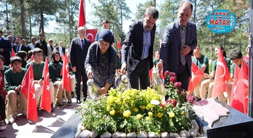 BAKAN TEKİN, ŞEHİT ÖĞRETMEN AYBÜKE YALÇIN'IN KABRİNİ ZİYARET ETTİ