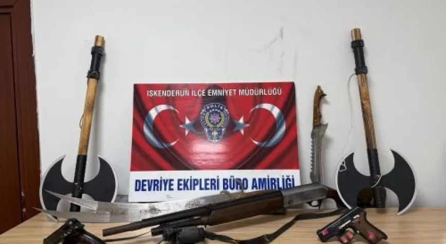 Balkonda Silah ve Kesici Alet Sergileyen Şahıs Gözaltına Alındı