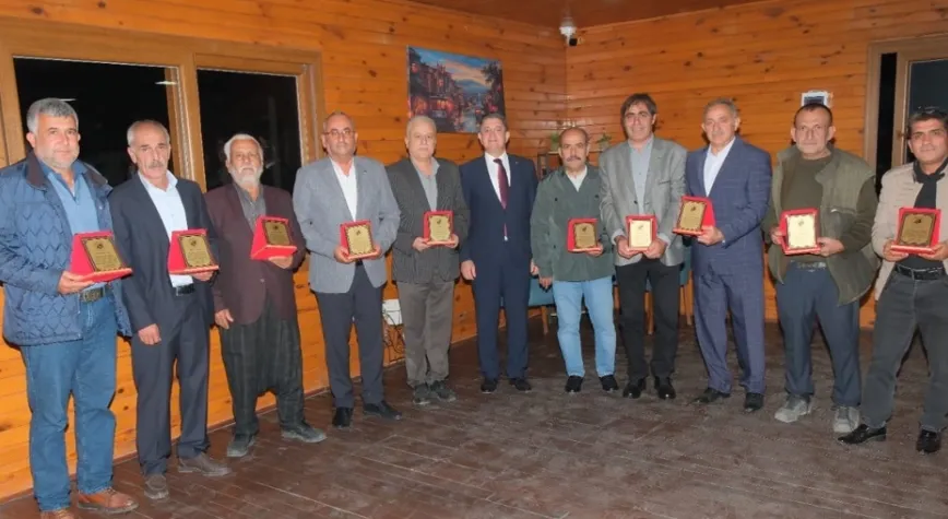 BAŞKAN AMAÇ PERSONELİNİ PLAKETLE ONURLANDIRDI