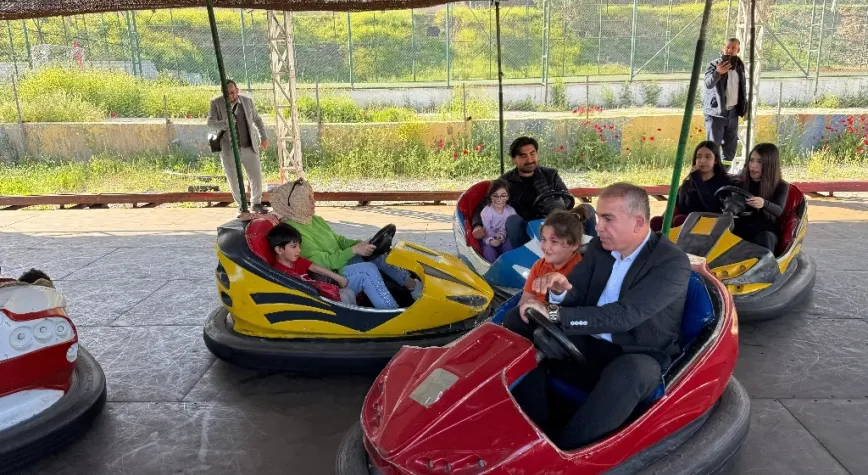 Başkan Çelik Çocuklarla Çarpışan Arabaya Bindi