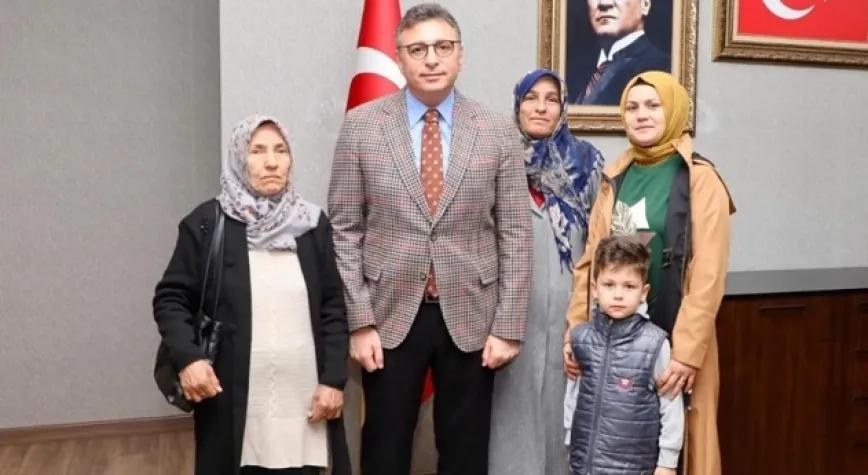 Başkan Dönmez Şehit Ailesini Ağırladı