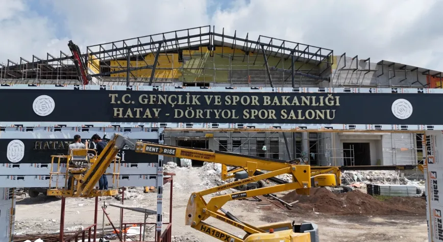 Başkan Öntürk Dörtyol Spor Salonu İnşaatında İncelemelerde Bulundu