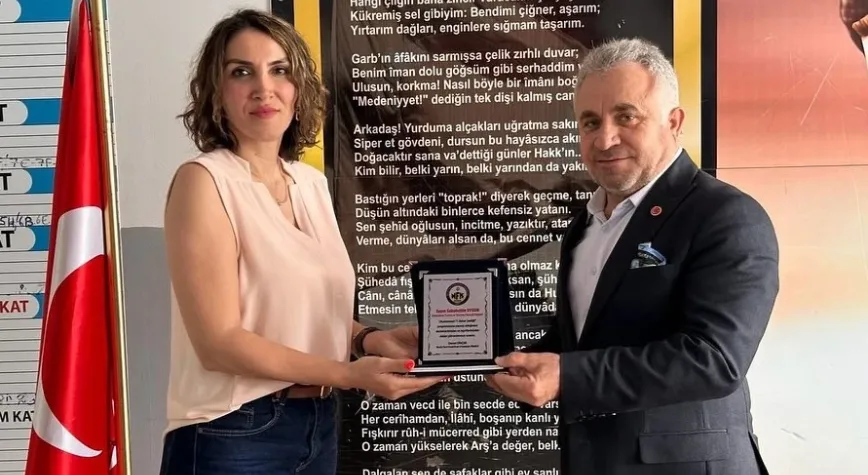 Başkan Uygun’a Plaket