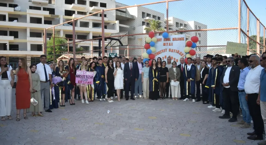 Başkan Yapar, Mezuniyet Coşkusunda Gençleri Yalnız Bırakmadı