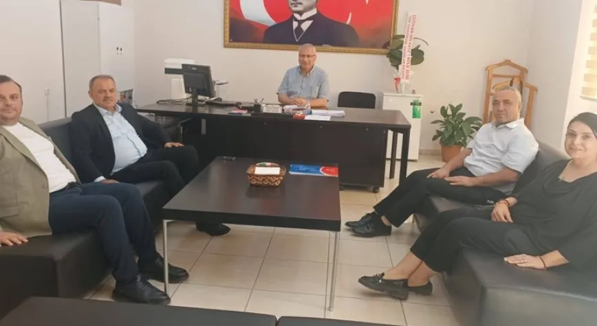 Bayrakdar okul ziyaretlerinde
