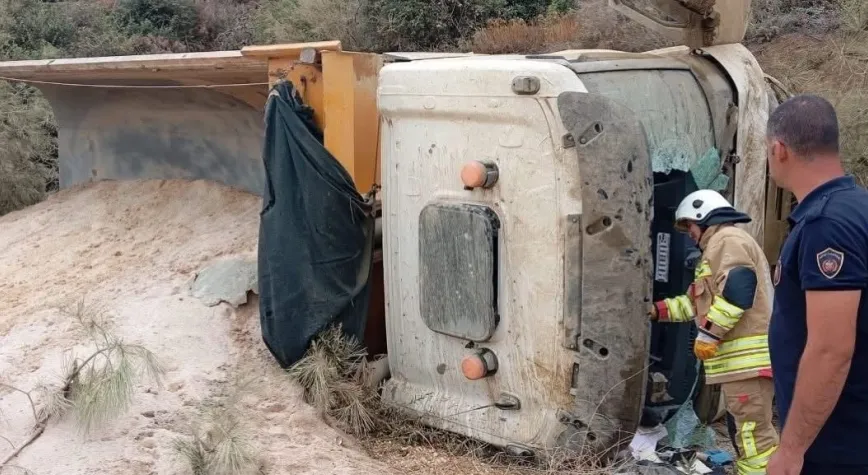 Belen’de Hafriyat Kamyonu Devrildi: 1 Yaralı