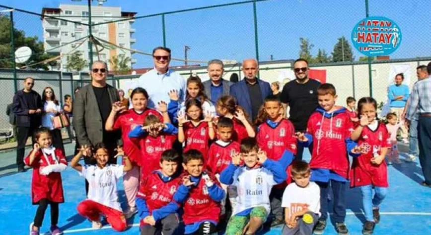 BEŞİKTAŞ'LI ARAT DEPREMZEDELERİ ZİYARET ETTİ