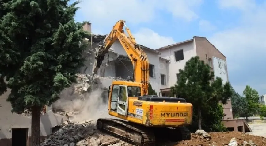 BİNALAR NEDEN OKULLAR AÇILMADAN ÖNCE YIKILMADI?