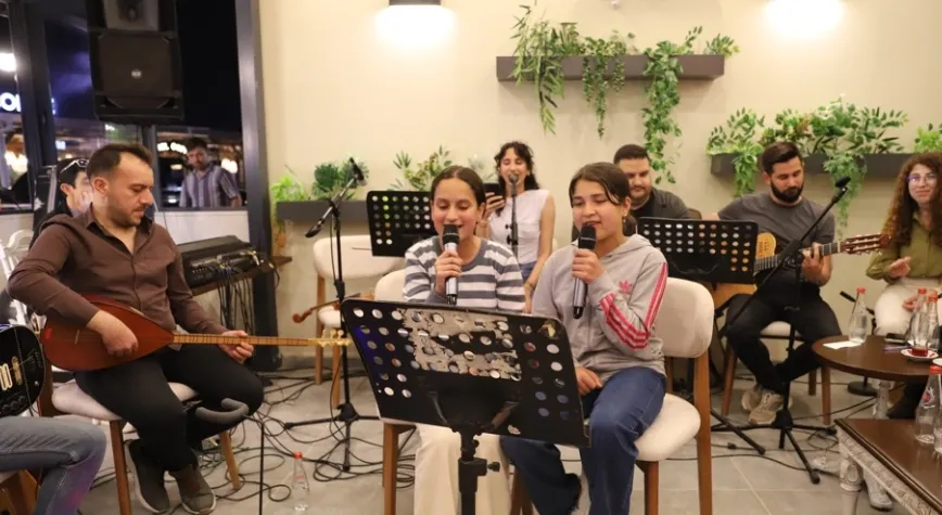 Birlikte Söyleyip Birlikte Eğlendiler