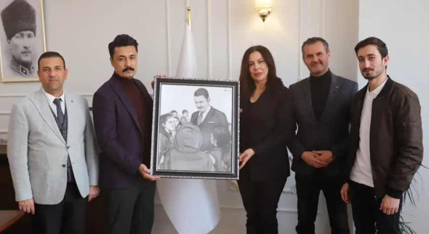 Çizdikleri Tabloyu Kaymakama Hediye Ettiler