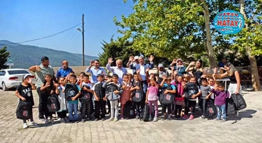 ÇOCUKLARA HEDİYELERİNİ DAĞITTI