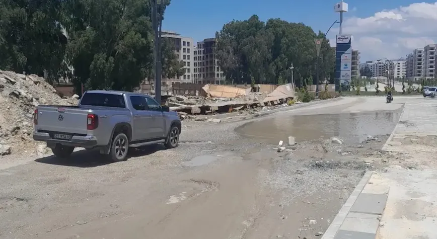 Defne Armutlu’da Göle Dönen Yol Vatandaşı Mağdur Ediyor