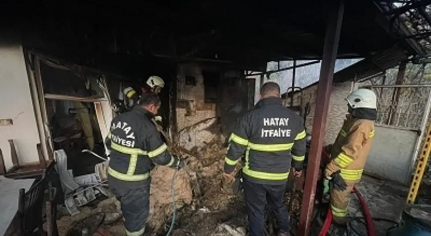 DEFNE'DE BİNANIN ÇATI KATINDA YANGIN ÇIKTI