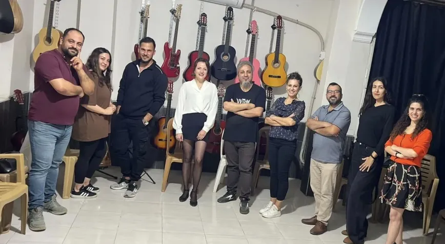 Defne’de Mesai Sonrası Sahne Işıkları Yanıyor: Herkes Oyuncu Oluyor!