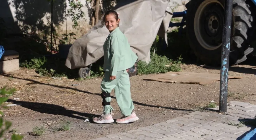 Depremde Ailesini Kaybeden 7 Yaşındaki Zeynep, Amcasına ‘Baba’ Diyerek Hayata Tutundu