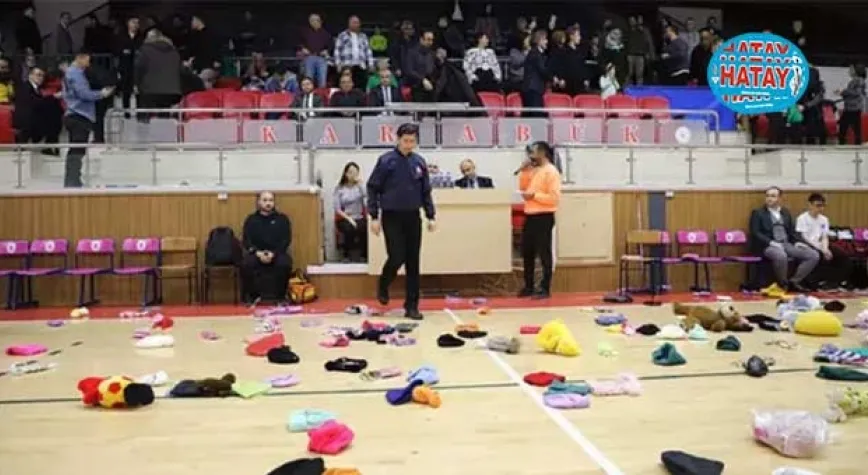 Depremzede çocuklar için sahaya oyuncak, atkı ve bere attılar