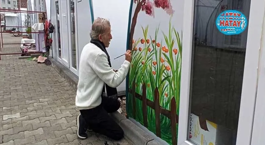 DEPREMZEDE SANATÇI KONTEYNIRLARI RENKLENDİRİYOR