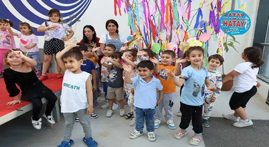 DİLEKLERİNİ RESMEDİP DİLEK AĞACINA ASTILAR