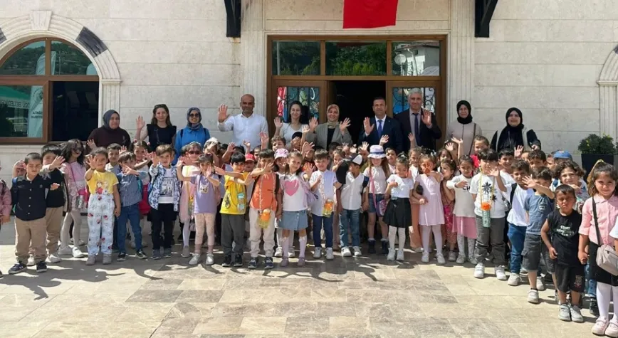 Dışarıda Okul Gününde Kömbe Yaptılar